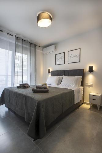 Black & White 2BR Apt steps from Mavili Square