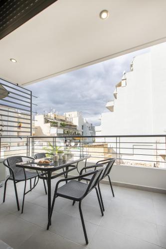 Black & White 2BR Apt steps from Mavili Square