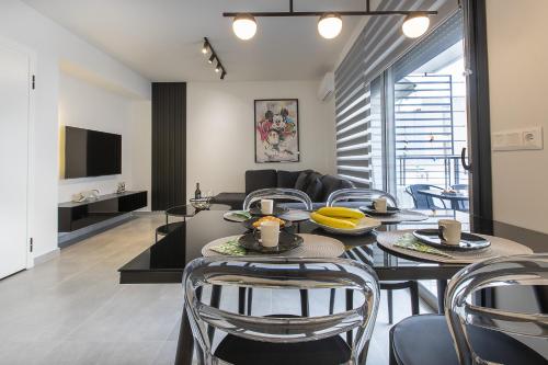 Black & White 2BR Apt steps from Mavili Square