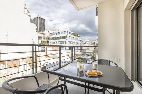 Black & White 2BR Apt steps from Mavili Square