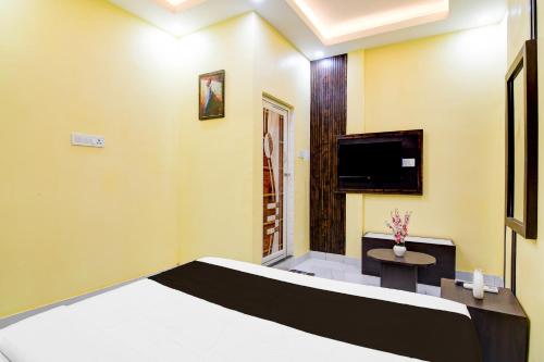 a hotel room with a bed and a tv at Hotel O The Avenue Inn in Nager Bazaar