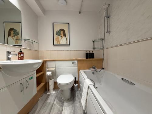 Koupelna v ubytování The Shore Edinburgh 2 Bedroom Apartment