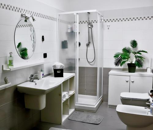トリノにあるOlympic Hidden Houseのシャワー、洗面台、トイレ付きのバスルーム