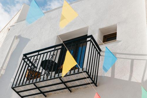 un edificio bianco con bandiere su un balcone di La Parcela a Peñíscola