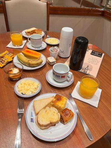 un tavolo con sopra piatti di cibo per la colazione di Diplomata Motel ad Araçatuba
