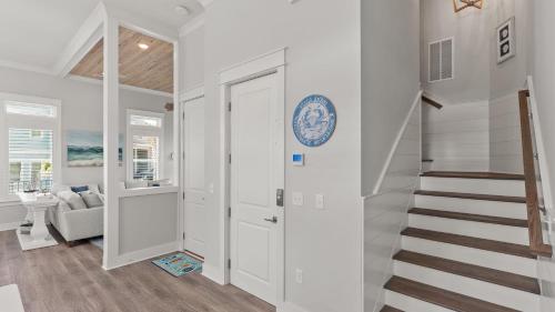 eine Treppe im Wohnzimmer mit Treppenaufgang in der Unterkunft Gulf-View Retreat w Rooftop Deck, Private Pool Villa Anesi by AvantStay in Santa Rosa Beach