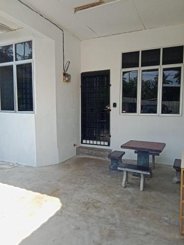 a room with a ping pong table and windows at Homestay Casa Mutiara in Paka