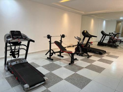 Γυμναστήριο ή/και όργανα γυμναστικής στο Luxe Haven Apartment Stylish 3BR with PS5, Pool & Wi-Fi