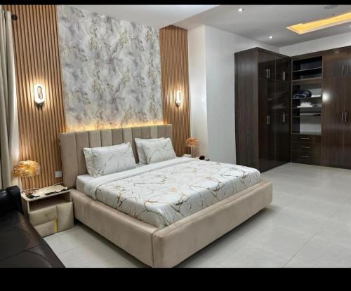 Ένα ή περισσότερα κρεβάτια σε δωμάτιο στο Luxe Haven Apartment Stylish 3BR with PS5, Pool & Wi-Fi