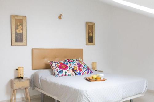 a white bed with a bowl of fruit on it at NT Bright and modern apartment in Pizarra in Pizarra
