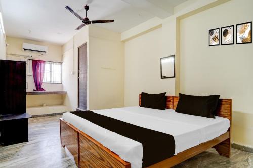 Un dormitorio con una cama grande en una habitación. en Collection O Avarampalayam Bus Stop Formerly Krish Castle, en Coimbatore
