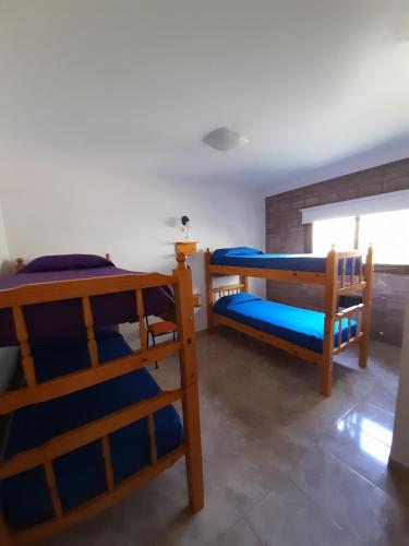 a room with two bunk beds and a window at Depto deluxe frente al río in San Antonio de Arredondo