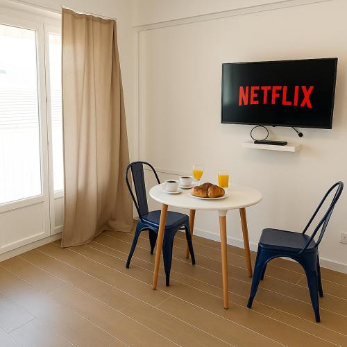 Μια τηλεόραση ή/και κέντρο ψυχαγωγίας στο Appartement de charme Digoin #18