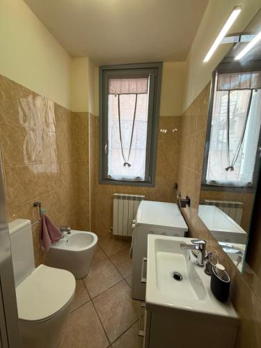 ein Badezimmer mit Toilette, Waschbecken und Badewanne in der Unterkunft Bed to the Future Parma in Parma