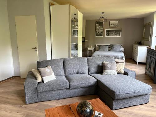 a living room with a couch and a bed at Le jardin suspendu in Méounes-lès-Montrieux