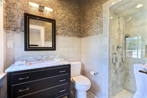 ein Badezimmer mit Waschbecken, Dusche und Toilette in der Unterkunft Isaac LaRoche Main in Savannah