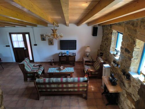 a living room with couches and a tv at La Casa de la Fuente 
