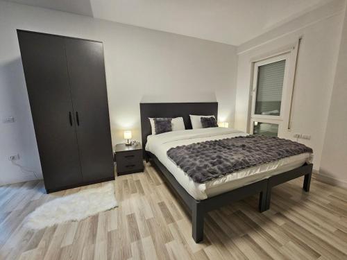 Postel nebo postele na pokoji v ubytování J&S Apartment in Tirana