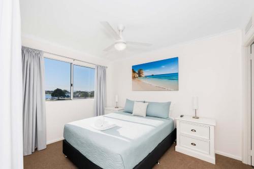 タウンズビルにあるCBD Apartment w River Views Pool & Parkingのベッド、机、窓のある寝室