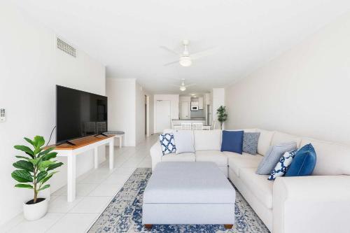 タウンズビルにあるCBD Apartment w River Views Pool & Parkingの白いソファとテレビのあるリビングルーム