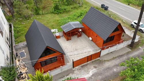 eine Aussicht auf ein Haus mit einem Tisch in der Unterkunft Cottage in Forest Wave - კოტეჯი ტყის ტალღებში in Grigoleti