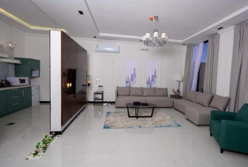 a living room with a couch and a table in it at منتجع حياة رويال الطائف in Taif