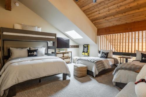 Un dormitorio con dos camas y una gran ventana. en Snowcreek Retreat Mammoth, en Mammoth Lakes