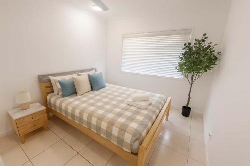 Ένα ή περισσότερα κρεβάτια σε δωμάτιο στο Grand Riverside Retreat in Annandale & Space for All