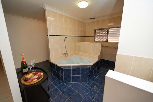 Фотография из галереи Grand Riverside Retreat in Annandale & Space for All in Townsville в городе Rosslea