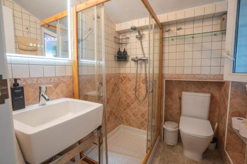 een badkamer met een wastafel, een toilet en een douche bij Saturno 1 Sea Views Los Alamos in Torremolinos