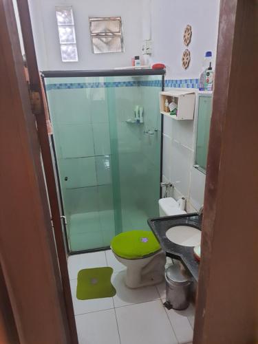 a bathroom with a green toilet and a shower at Casa COP30 in Ananindeua