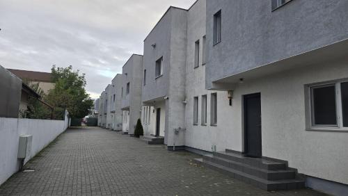 una fila de edificios blancos en una calle en Casa 2 Magurele, en Măgurele