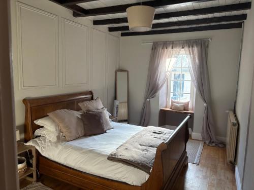 a bedroom with a bed and a window at Maison de L'Olivier in Saint-André-et-Appelles