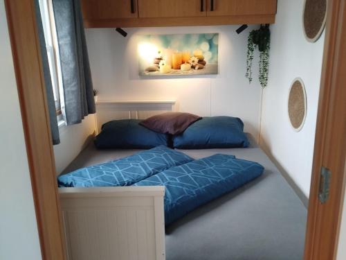 a room with two beds in a small room at Chalet-Urlaubsglück am See in Lathum