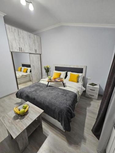 una camera da letto con un letto grande e una ciotola di frutta su un tavolo di Комфортная квартира в Ереване с удобной локацией a Yerevan