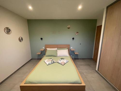 Un dormitorio con una cama con dos libros encima. en Gîte Le Gros Chêne, en Taintrux