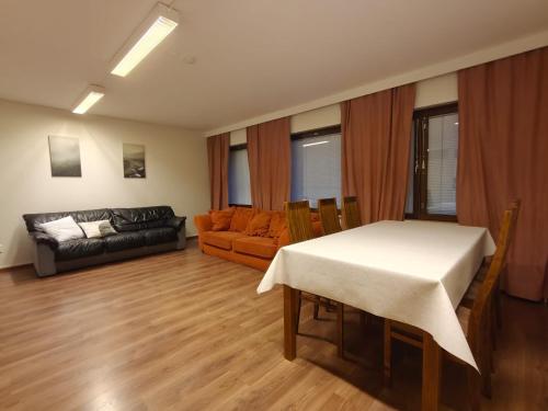una sala de estar con una mesa y un sofá en Large city center residence, en Rovaniemi