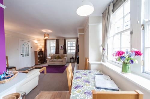 Writers View, Royal Mile Apartment Edinburgh في إدنبرة: غرفة معيشة مع أريكة وطاولة