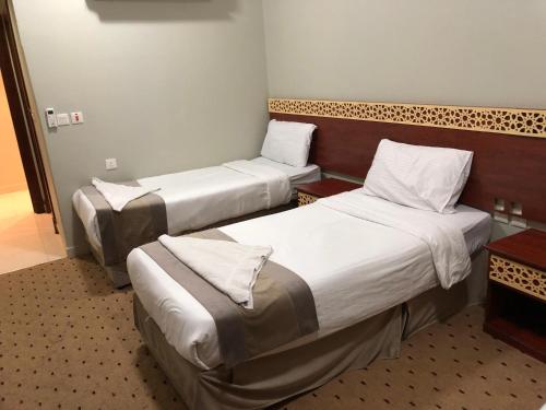 Postel nebo postele na pokoji v ubytování فندق تارا المحبس -محبس الجن-