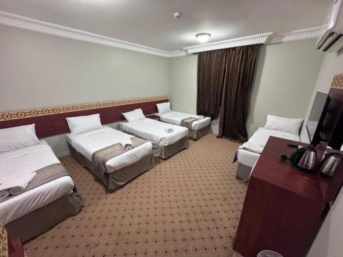 Postel nebo postele na pokoji v ubytování فندق تارا المحبس -محبس الجن-