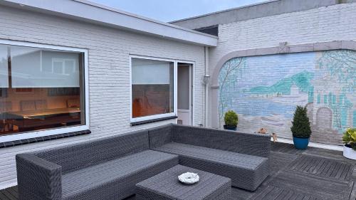 patio con banco y ventana grande en Zaanvilla, en Wormerveer