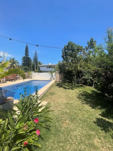 Appartement chaleureux avec jardin et piscine