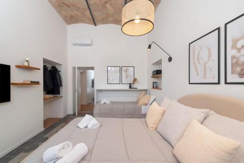 パストレンゴにあるComfortable luxury apartments near the Colosseum - Romeのソファと大きな白いラグのあるリビングルーム