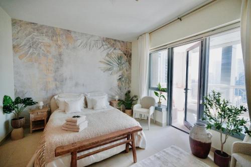 Una cama o camas en una habitación de Elegant Studio in heart of downtown