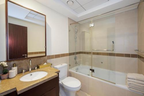 Un baño de Elegant Studio in heart of downtown