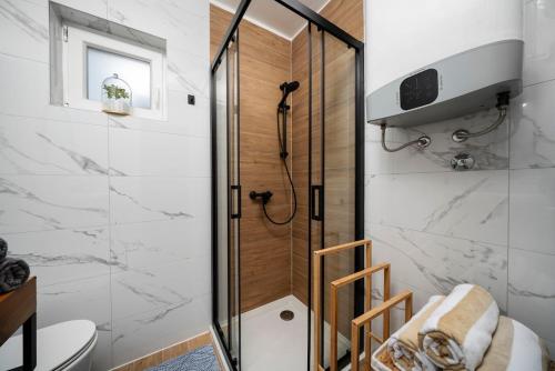 Bilik mandi di Villa L'aron