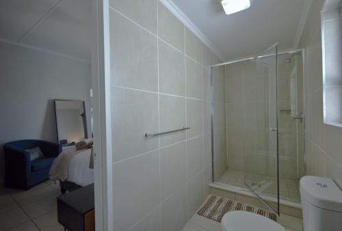 Ένα μπάνιο στο The Sandown - One Bed Apartment with Balcony & Pool View