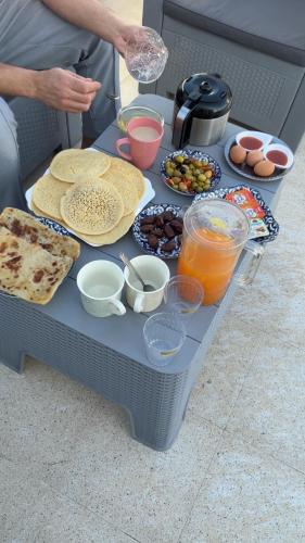een tafel met voedsel en andere voedingsmiddelen erop bij Bella suites taghit in Taghit