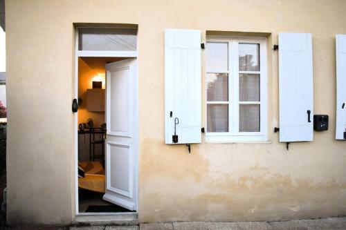 an open door of a building with windows at Studio Castéra 1 Air-conditioned in Bègles