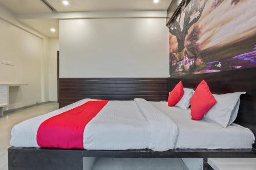 Postel nebo postele na pokoji v ubytování Collection O Ozar Industrial Estate Formerly Hotel Siddhivinayak Grand